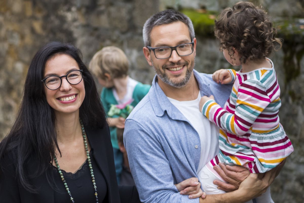 Celine Vara, elected candidate for the Greens, smiles next to her companion Pierre and her daughter Mathilde during the 2019 Federal Elections in Neuchâtel. Celine Vara, elected candidate for the Greens, smiles next to her companion Pierre and her daughter Mathilde during the 2019 Federal Elections in Neuchâtel.