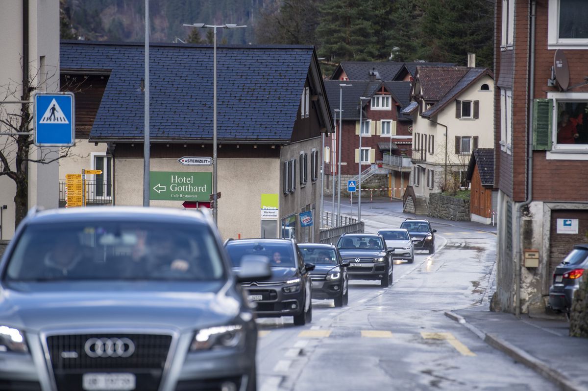 Cars drive through the village of Gurtnellen to avoid the traffic jam on the Gotthard tunnel. Traffic traffic before Easter on March 31, 2023. Cars drive through the village of Gurtnellen to avoid the traffic jam on the Gotthard tunnel. Traffic traffic before Easter on March 31, 2023.