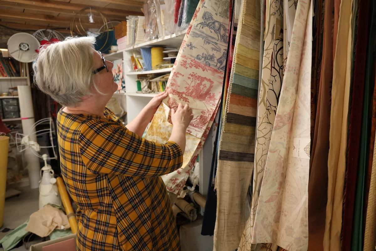 Nadège Tricard works with large fabric creation houses. For her trainees, she also recovers coupons and tissue falls.