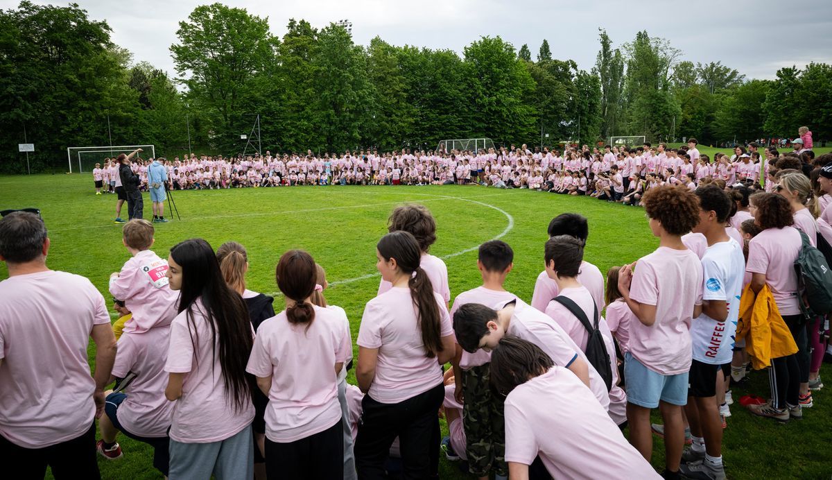 Students from the college of Béthusy, dressed in rose, pose for a photo during the 20 kilometers of Lausanne. Students from the college of Béthusy, dressed in rose, pose for a photo during the 20 kilometers of Lausanne.