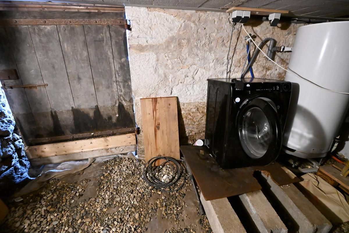 In the cellar of Marie, rue de l'Alma in Périgueux, the trace of the floods is visible, the ground is still wet.