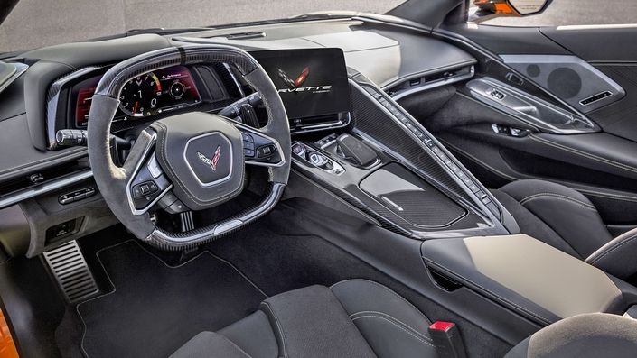 Compared to the current Corvette C8 dashboard (photo at the top), we realize that there are many modifications made on the Chevrolet Corvette which should be marketed from next year (photo below).