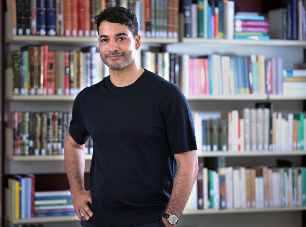 Professor Dr Amir Dziri, co-director of the Islam center and Société de Friborg, in front of a booking shelf at the University of Friborg. Professor Dr Amir Dziri, co-director of the Islam center and Société de Friborg, in front of a booking shelf at the University of Friborg.