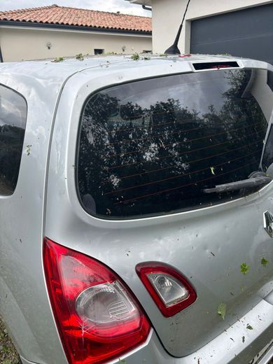 A caught car in Martres Tolosan after the hail episode.