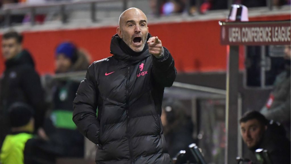 Enzo Maresca shouting during a Chelsea game