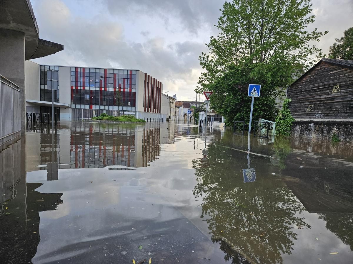 The rue des Tanneries, in the Saint-Georges district, was overwhelmed in a few minutes on Monday, April 21.
