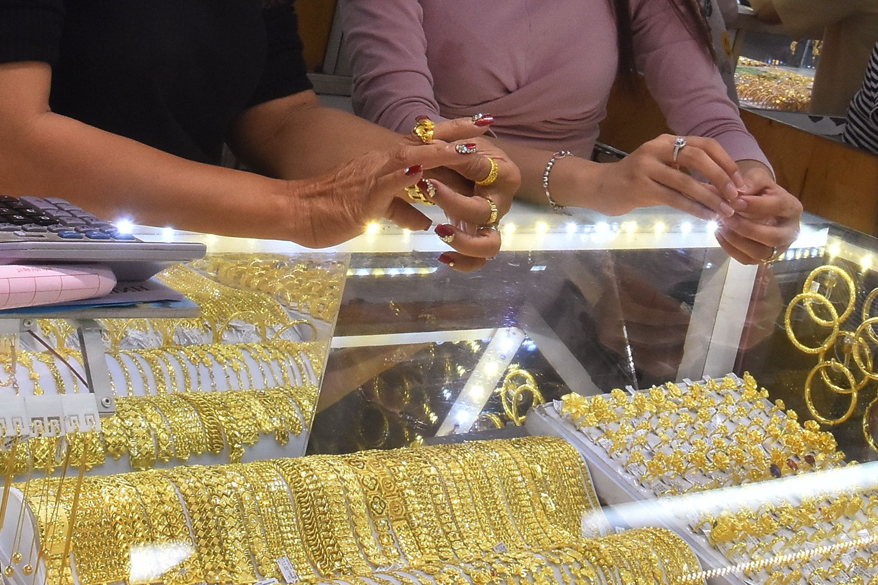 Gold price today 4-5: Continuously going down, experts predict it is difficult to increase - Photo 1.