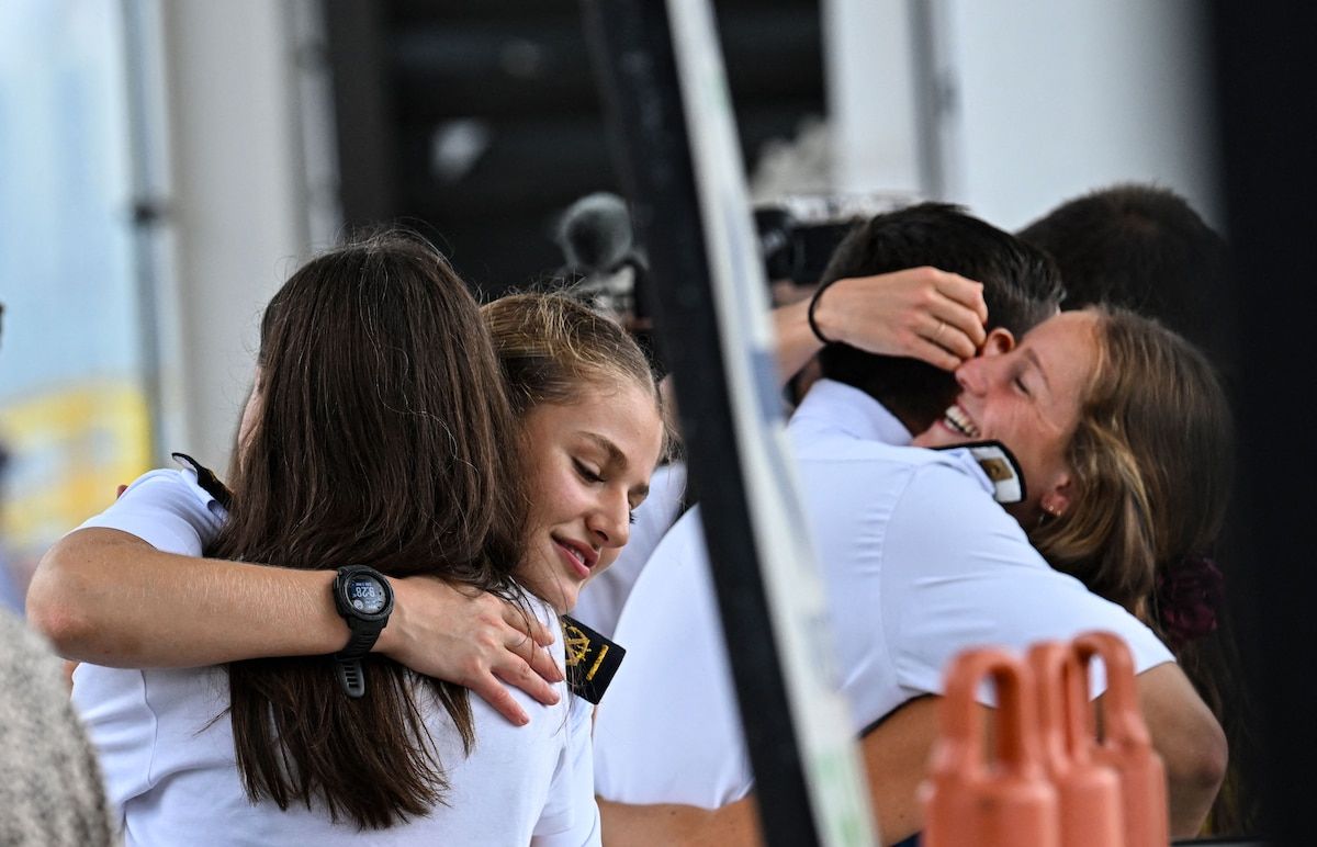 Spanish Crown Princess Leonor (2-L) is greeted by her mother Spain's Queen Letizia after disembarking from the Spanish Navy training ship Juan Sebastian de Elcano upon arrival at Amador Terminal Cruise in Panama City on May 3, 2025. (Photo by MARTIN BERNETTI / AFP)
