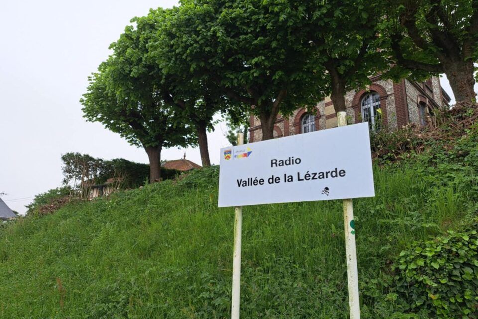 The Radio Vallée La Lézarde is installed in a large house belonging to the town hall of Epouville, Chemin d'Argile.