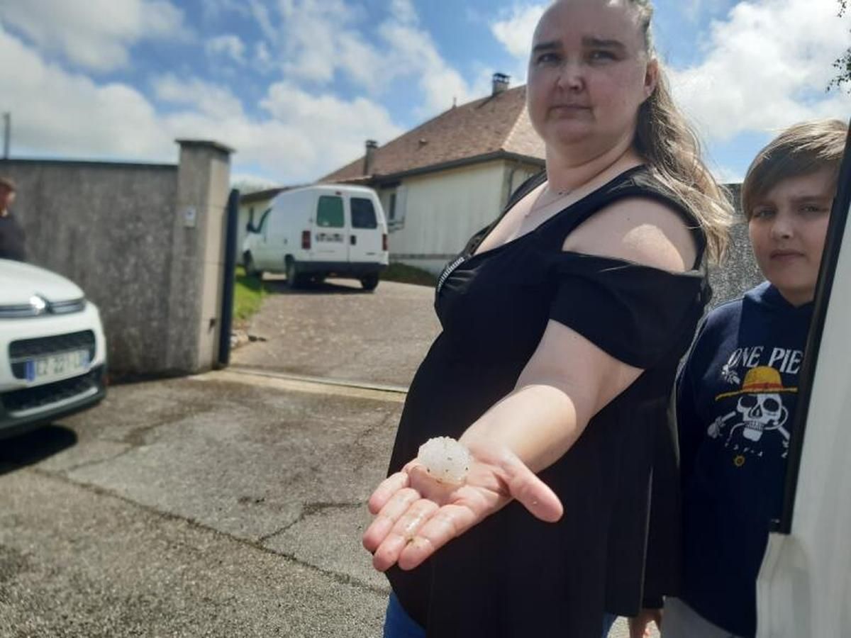 Isabelle and her son were not present on Saturday evening in Lombia where the roof of their house was damaged but they were able to get an idea by discovering this Sunday the size of the hailstones still present around the house.