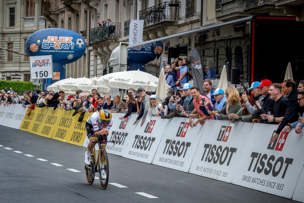 Cyclist crossing the old town of Geneva during the last stage of the Tour de Romandie, surrounded by enthusiastic spectators. © Magali Girardin Cyclist crossing the old town of Geneva during the last stage of the Tour de Romandie, surrounded by enthusiastic spectators. © Magali Girardin