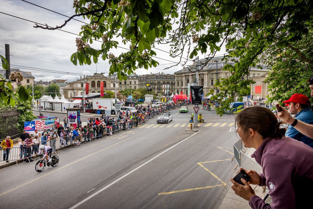 Spectators applauding a cyclist during the last stage of the Tour de Romandie 2025 in the old town of Geneva. Spectators applauding a cyclist during the last stage of the Tour de Romandie 2025 in the old town of Geneva.