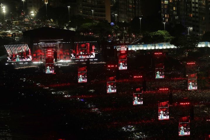 Screens were installed to allow the public to see the concert, even very far from the scene.