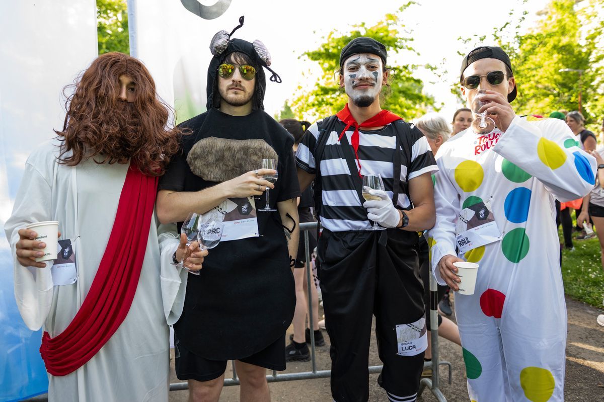 Disguised participants take advantage of the atmosphere during the 20 km of Lausanne Apero Run. Disguised participants take advantage of the atmosphere during the 20 km of Lausanne Apero Run.