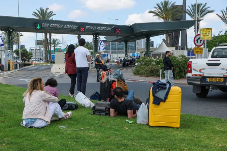 Travelers are waiting near their luggage outside the Ben -Gurion airport in Israel on May 4, 2025 (AFP / Jack Guez)