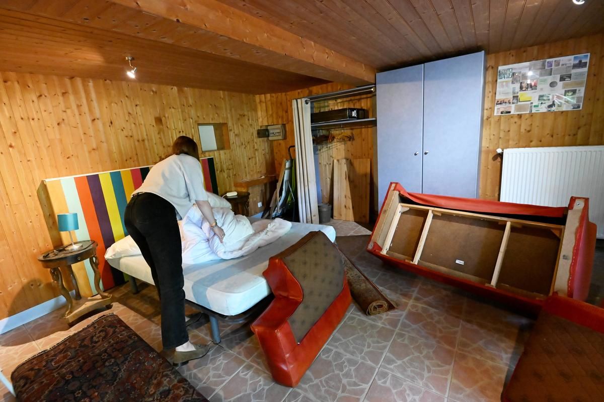 In this studio on the ground floor of a house, however, withdrawn from the Tunneries Tue in Périgueux, you must still clean and ventilate, more than ten days after the flood.