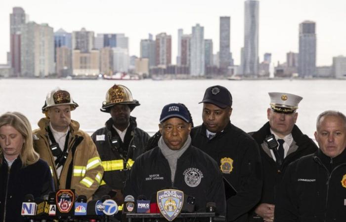 A New York tourist helicopter crashes in a river, killing six people