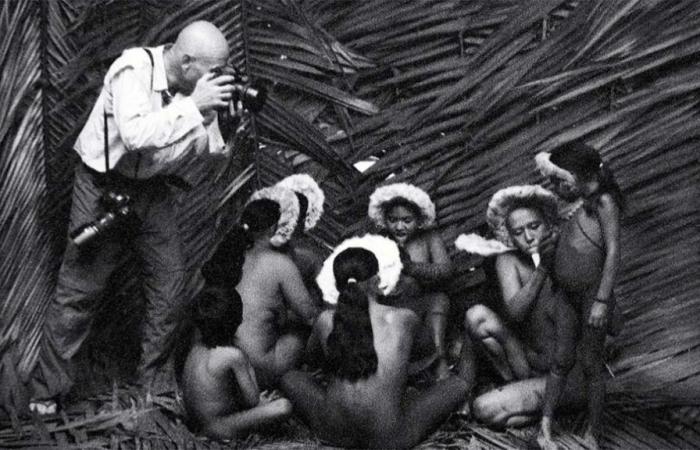 It is normally forbidden to approach them, but this photographer did: discover the rare shots of isolated tribes of Amazonia