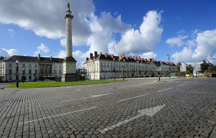 A statue of Louis XVI overshadowed by a work of contemporary art