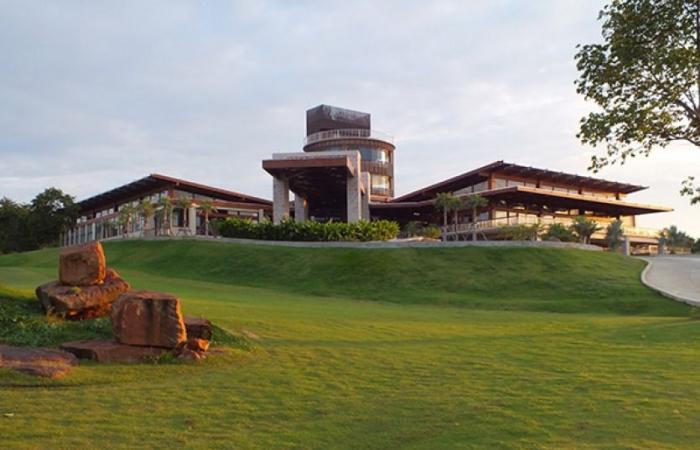 A Thai magnate sentenced to prison for having grown his golf course in a natural reserve