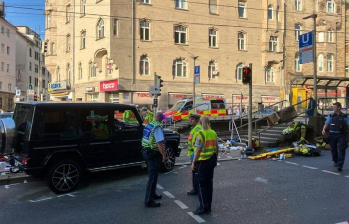 Germany: Stuttgart: Car drives in a group – several seriously injured