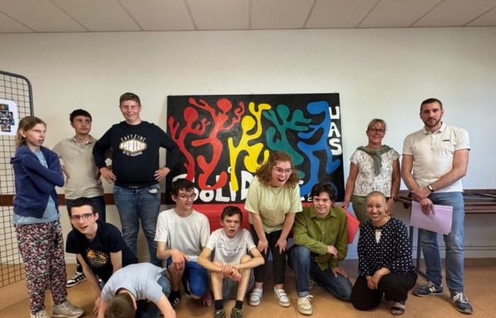 Ten young people of the lady carried out a work of art with the painter Tamazh