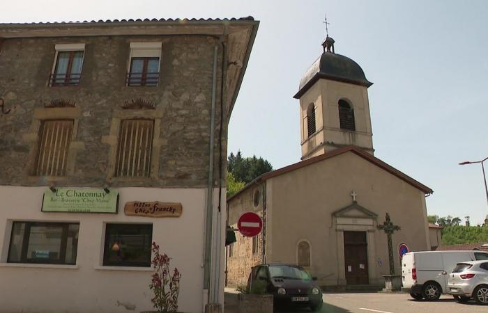 After a murder and suicide of the suspect in public, the inhabitants of the village in shock