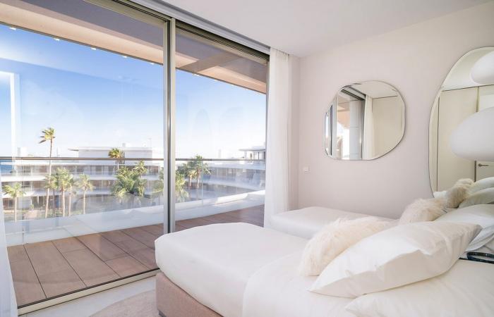 A design apartment in the sky with swimming pool by the sea