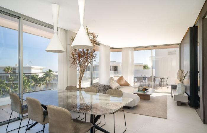 A design apartment in the sky with swimming pool by the sea