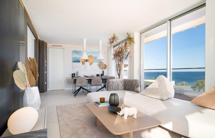 A design apartment in the sky with swimming pool by the sea