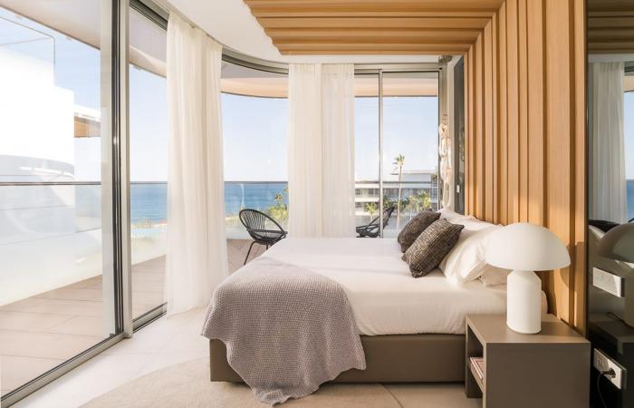A design apartment in the sky with swimming pool by the sea