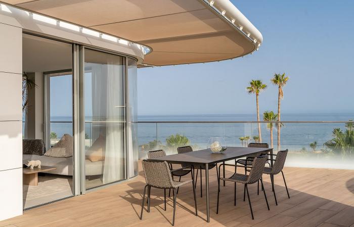 A design apartment in the sky with swimming pool by the sea