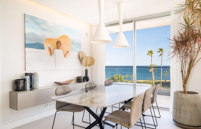 A design apartment in the sky with swimming pool by the sea