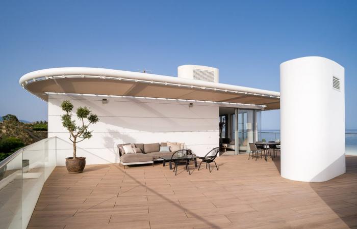 A design apartment in the sky with swimming pool by the sea