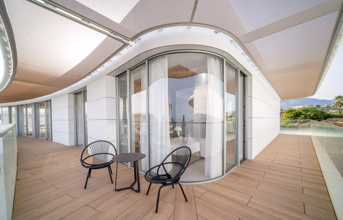 A design apartment in the sky with swimming pool by the sea