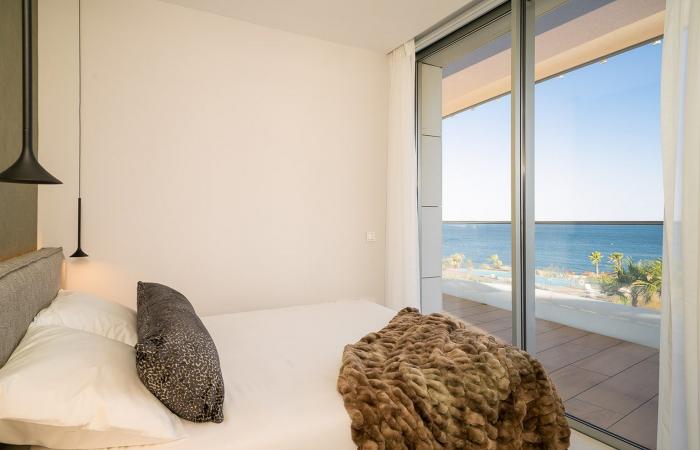 A design apartment in the sky with swimming pool by the sea