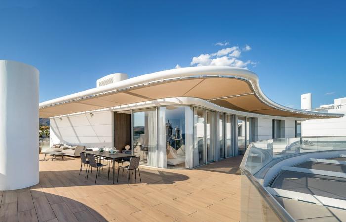 A design apartment in the sky with swimming pool by the sea