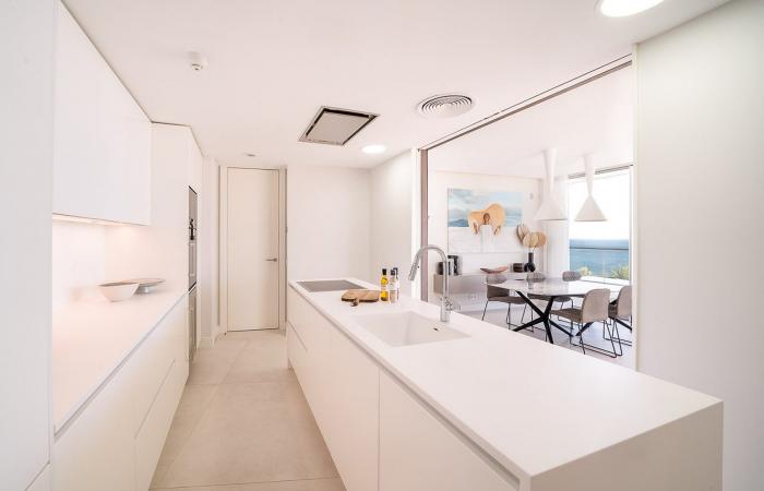 A design apartment in the sky with swimming pool by the sea