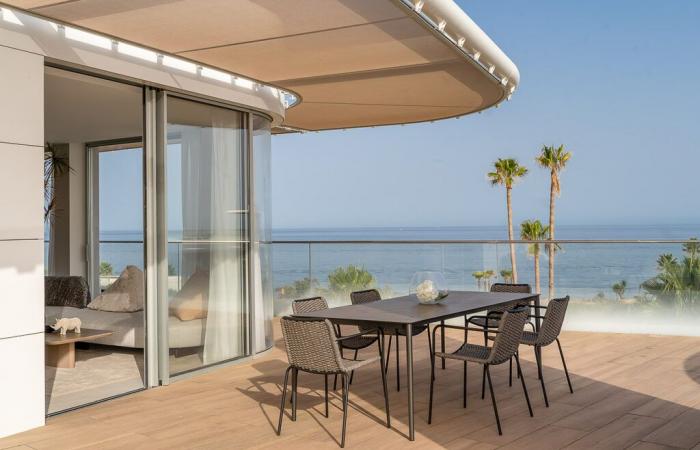 A design apartment in the sky with swimming pool by the sea