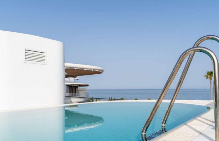 A design apartment in the sky with swimming pool by the sea