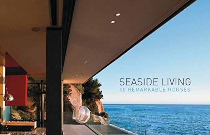 A design apartment in the sky with swimming pool by the sea