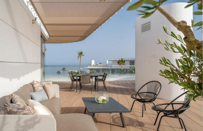 A design apartment in the sky with swimming pool by the sea