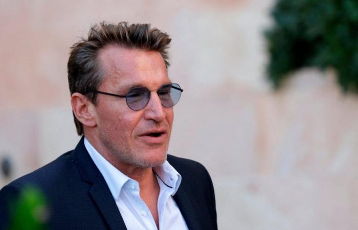He reveals an impressive photo of his hand destroyed after his helicopter accident