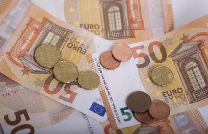 Why does France do not establish a maximum salary in the private sector (as in the public)?