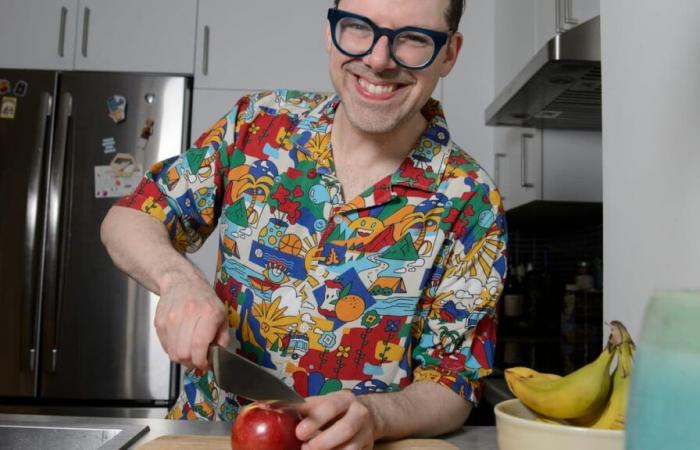 “Gnochon” in the kitchen, the author Simon Boulerice pays homage to Jehane Benoît and the “Pop Corn” touch of his microwave
