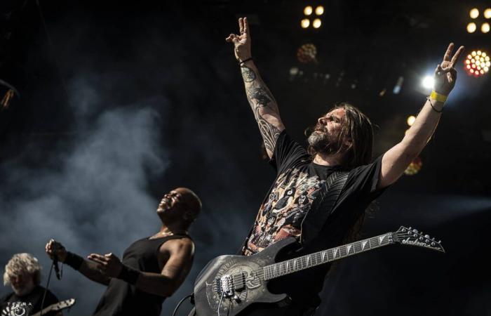 Andreas Kisser Serene in front of the end of Sepultura