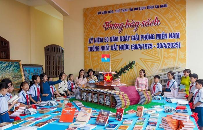 An impressive space presenting books and documentary photos to celebrate the 50th anniversary of unification