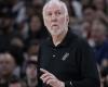 Gregg Popovich leaves the bench of San Antonio Spurs